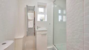 Douche, serviettes fournies, shampoing