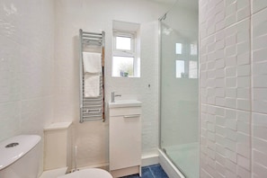 Shower, towels, shampoo