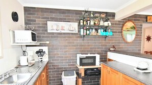 Fridge, microwave, stovetop, dishwasher - Large & Spacious - 159 ESPLANADE (Woodgate)
