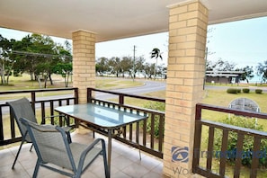 Outdoor dining - Large & Spacious - 159 ESPLANADE (Woodgate)