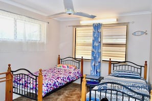 5 bedrooms, iron/ironing board - Large & Spacious - 159 ESPLANADE (Woodgate)