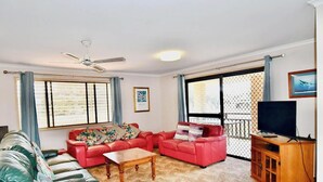TV, DVD player - Large & Spacious - 159 ESPLANADE (Woodgate)
