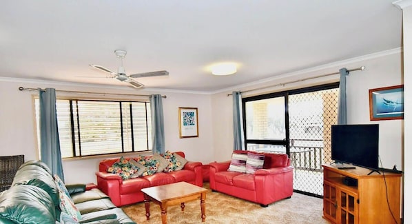 TV, DVD player - Large & Spacious - 159 ESPLANADE (Woodgate)