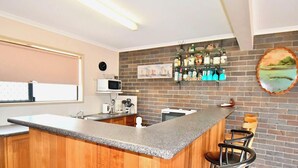 Fridge, microwave, stovetop, dishwasher - Large & Spacious - 159 ESPLANADE (Woodgate)