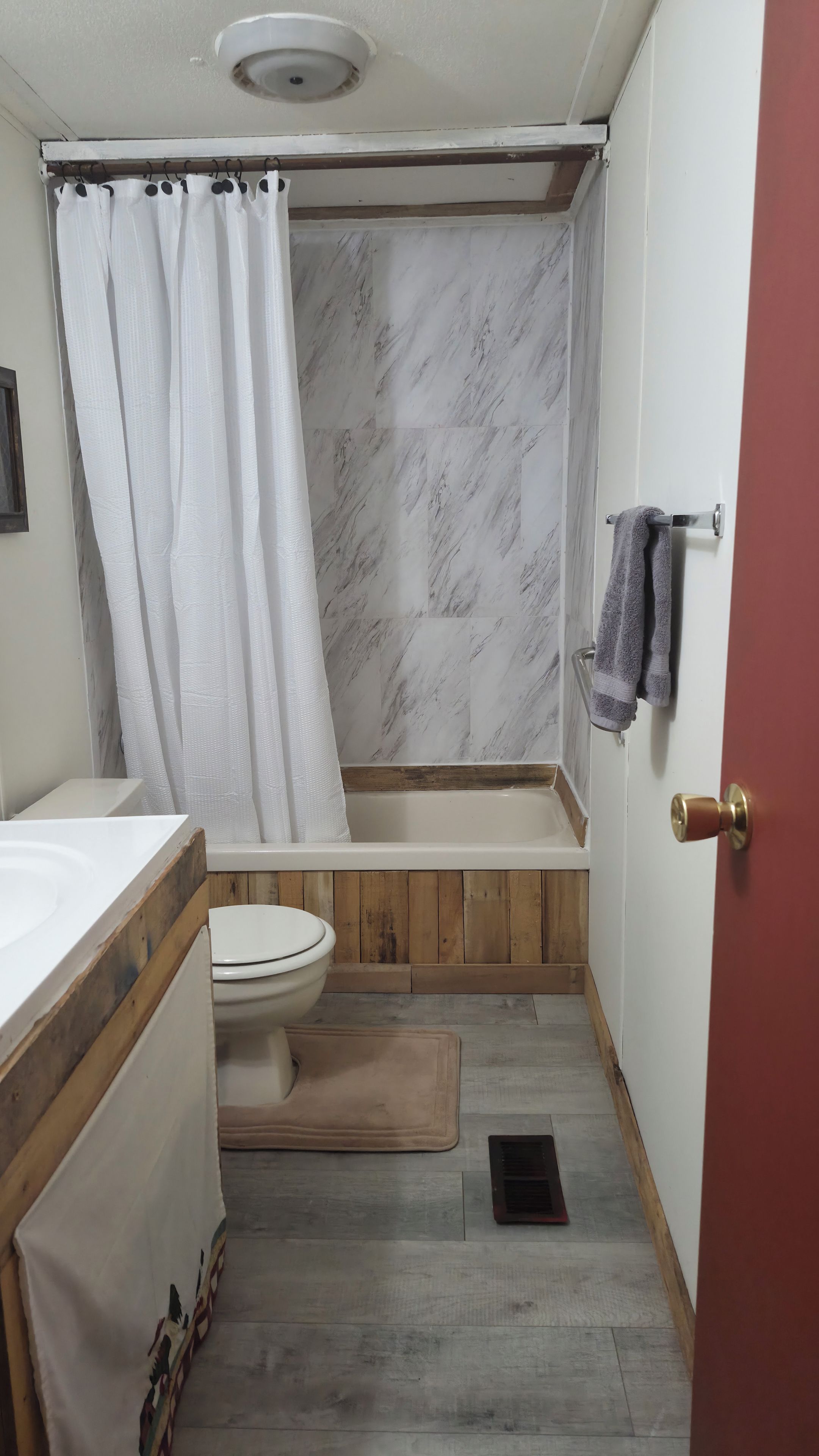 Un baño con ducha, inodoro y lavamanos.