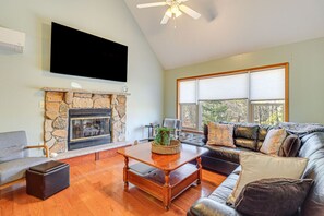 TV, books - Pocono Family Getaway | Game Room, Sleeps 12 (Blakeslee)