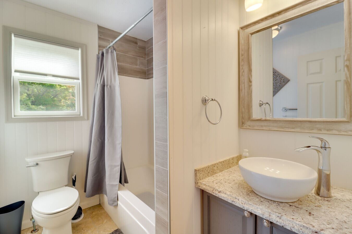 Une salle de bain comprenant des toilettes, une baignoire et un lavabo.