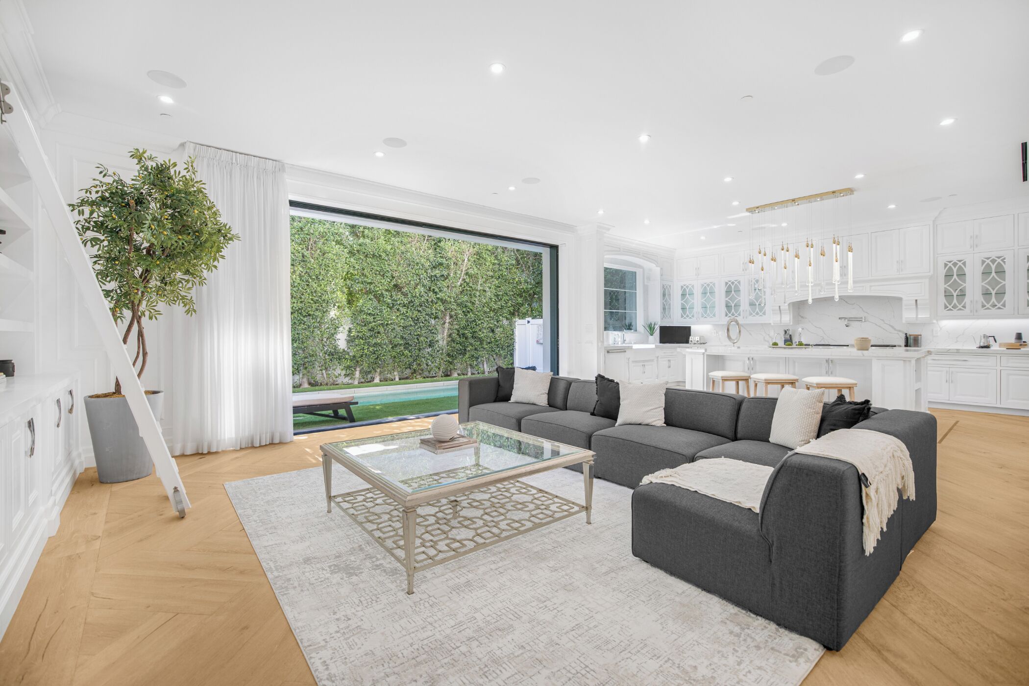 Luxury-Haus, Mehrere Betten, Poolzugang, Poolblick (Spaulding Ave Farmhouse) | Wohnbereich