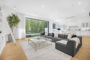 Luxury-Haus, Mehrere Betten, Poolzugang, Poolblick (Spaulding Ave Farmhouse) | Wohnbereich