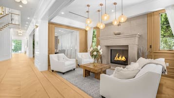 Luxury-Haus, Mehrere Betten, Poolzugang, Poolblick (Spaulding Ave Farmhouse) | Innenbereich