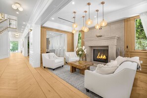 Luxury-Haus, Mehrere Betten, Poolzugang, Poolblick (Spaulding Ave Farmhouse) | Innenbereich