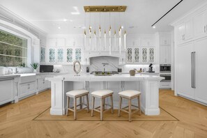 Luxury-Haus, Mehrere Betten, Poolzugang, Poolblick (Spaulding Ave Farmhouse) | Eigene Küche | Wasserkocher mit Kaffee-/Teezubehör