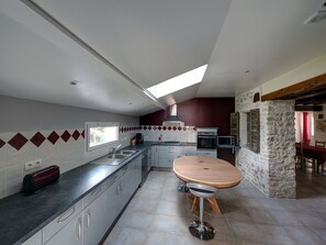Private kitchen - New Superb Burgundy farmhouse (Merry-Sec)