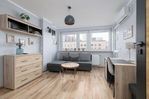 Apartment, Balcony | Iron/ironing board, free WiFi - RentPlanet - przy Pałacu Kultury i Nauki (Warszawa)