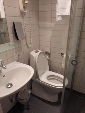 家庭房, 1 张双人床 | 浴室 | 淋浴设施、旋水按摩花洒、浴袍、毛巾