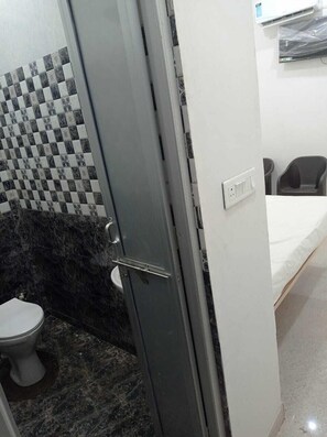 Basic Room | Bathroom | Shower, hydromassage showerhead, bathrobes, towels - Manbhar Heavens Hotel (Amer)