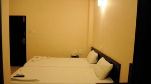 Premium bedding, down comforters, bed sheets - Manbhar Heavens Hotel (Amer)