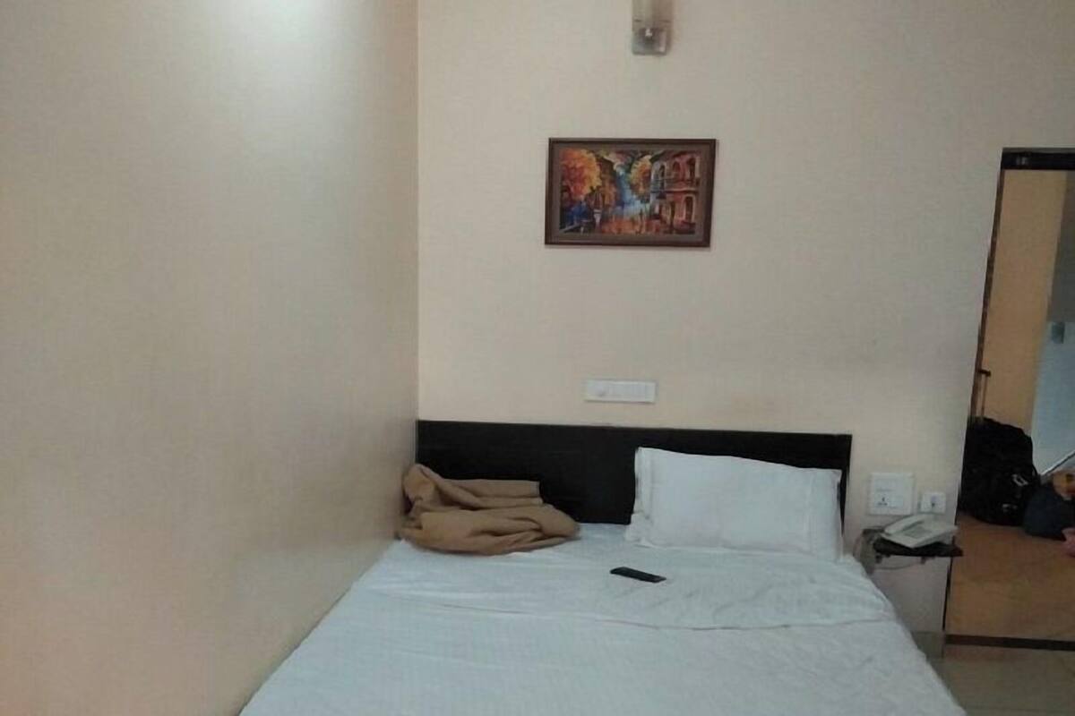 Premium bedding, down comforters, bed sheets