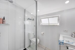 Shower, hair dryer, towels - Prime Position, Rest in Comfort with Sea Breezes (Woodgate)