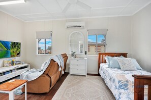 1 bedroom, iron/ironing board, free WiFi, bed sheets - Prime Position, Rest in Comfort with Sea Breezes (Woodgate)