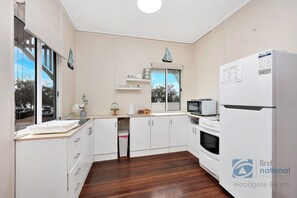 Fridge, microwave, oven, stovetop - Prime Position, Rest in Comfort with Sea Breezes (Woodgate)