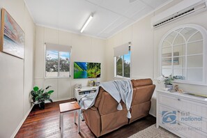 Smart TV, DVD player, books - Prime Position, Rest in Comfort with Sea Breezes (Woodgate)