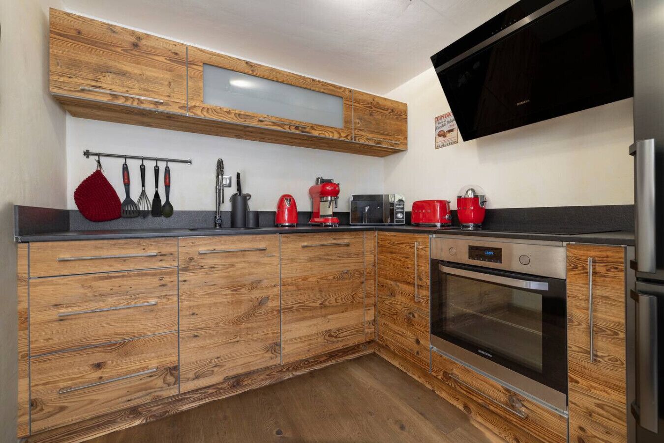 Kjøleskap, mikrobølgeovn, ovn og kokeplater