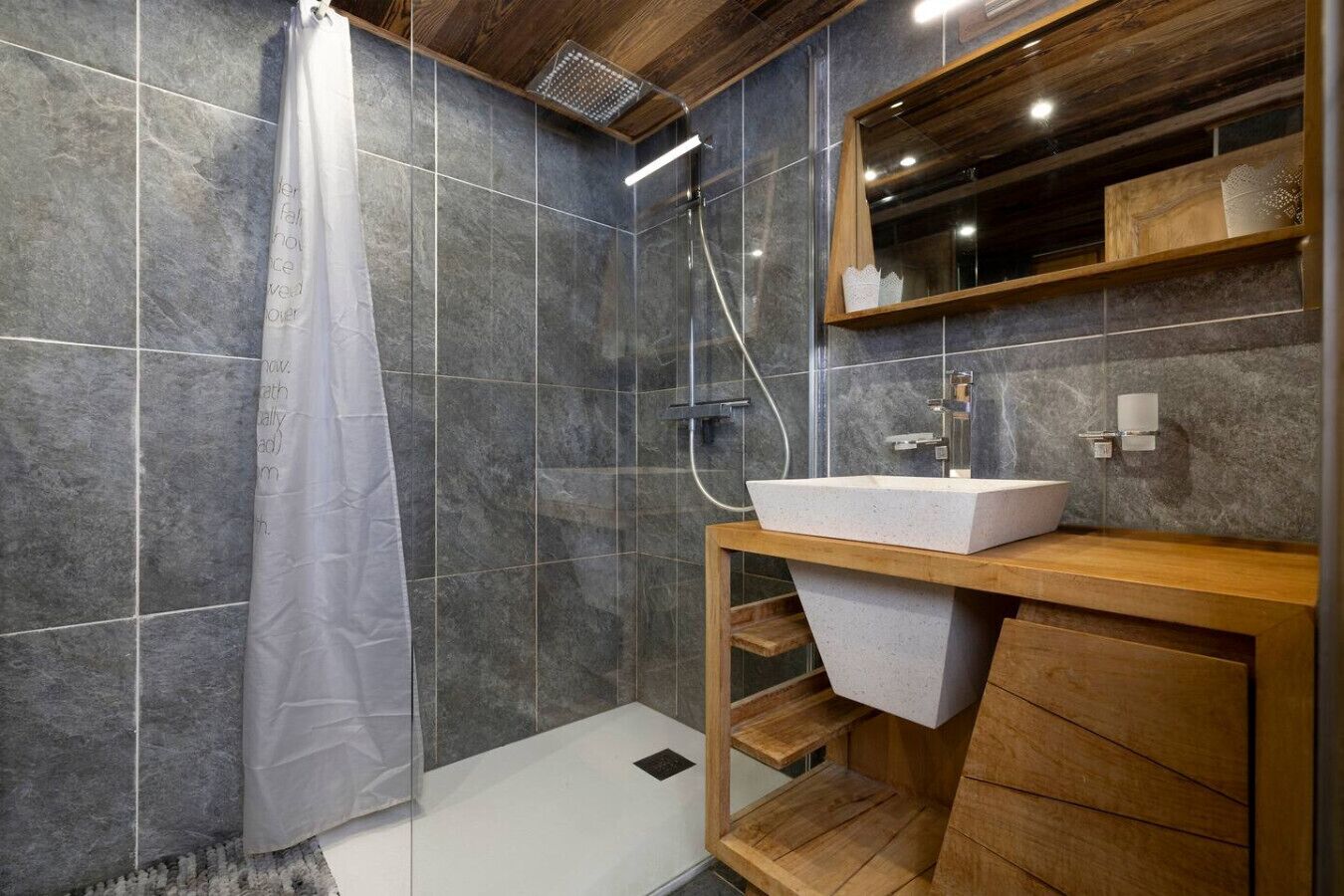 Articles de toilette gratuits, sèche-cheveux, serviettes fournies