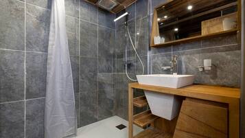 Articles de toilette gratuits, sèche-cheveux, serviettes fournies