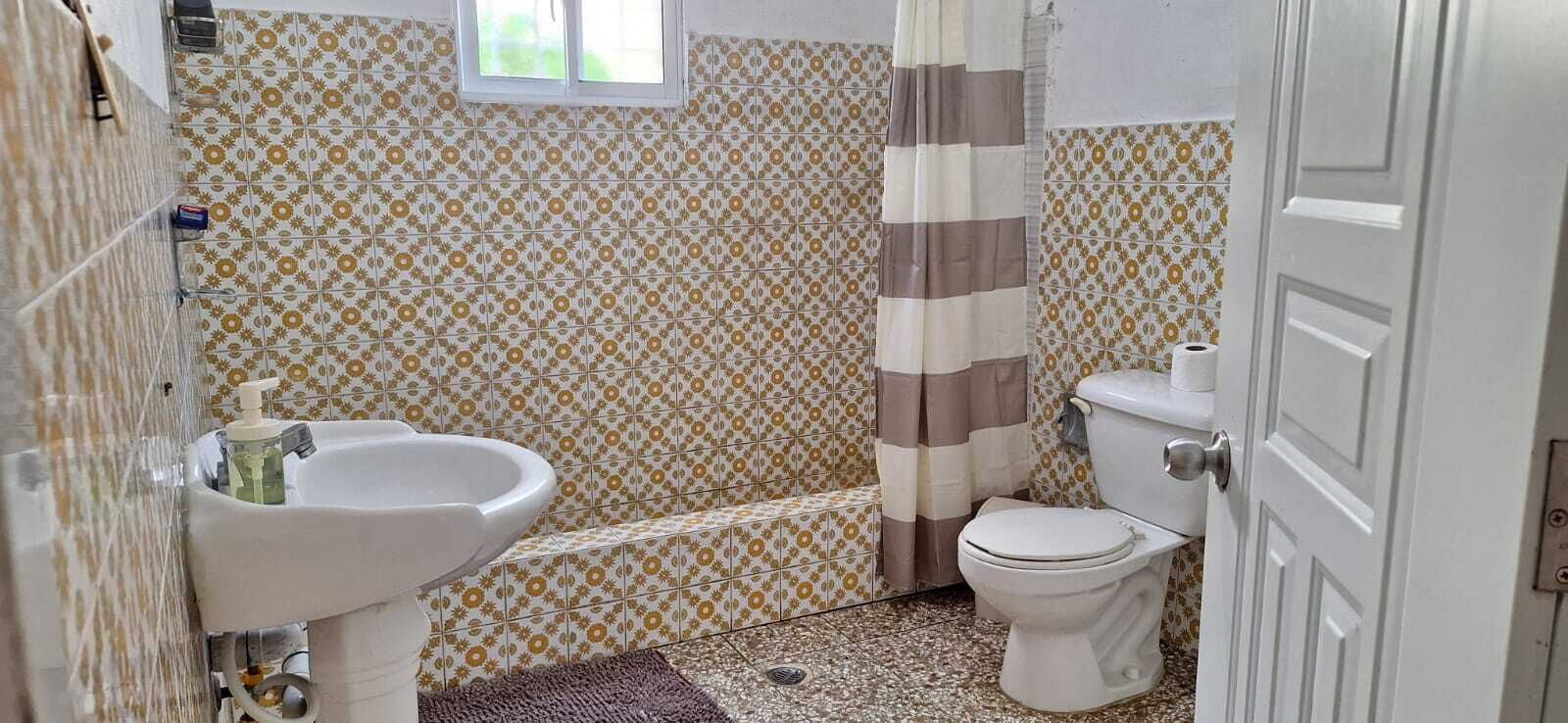 Haartrockner, Handtücher, Seife, Toilettenpapier