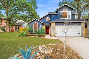 Exterior - Resort Style Backyard • Arcade Games • Hot Tub (San Antonio)