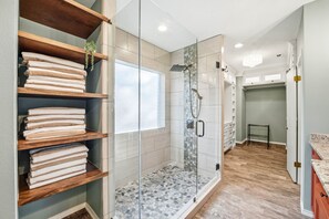 Shower, hair dryer, towels, shampoo - Resort Style Backyard • Arcade Games • Hot Tub (San Antonio)