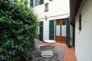 Outdoor dining - Oltrarno • Spacious 2 Rooms with Private Garden (Firenze)
