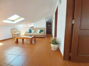 Family Studio | Living area | 50-inch LCD TV with satellite channels - Vicentina Rooms & Apartments (Vila Nova de Milfontes)