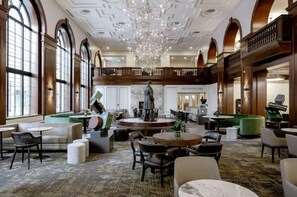 Lobby - Modern Comfort Meets Historic Charm Near Wells Fargo Arena and Convention Ctr (Des Moines)