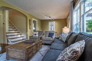 TV - Home Away Haven: Marvelous 3-bedroom house with First Floor Bedroom & Full Bath (South Haven)
