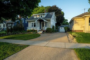Exterior - Home Away Haven: Marvelous 3-bedroom house with First Floor Bedroom & Full Bath (South Haven)