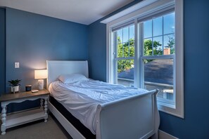 3 bedrooms, iron/ironing board, WiFi, bed sheets - Home Away Haven: Marvelous 3-bedroom house with First Floor Bedroom & Full Bath (South Haven)
