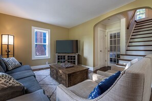 TV - Home Away Haven: Marvelous 3-bedroom house with First Floor Bedroom & Full Bath (South Haven)
