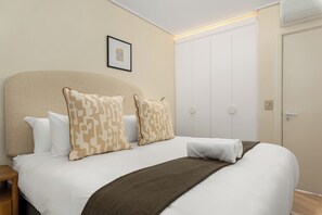 Iron/ironing board, internet, bed sheets, wheelchair access - Dolce Vita | Modern Sea Point Apartment (Cape Town)