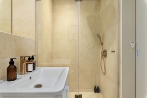Haartrockner, Handtücher, Seife, Shampoo