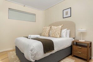 Tabla de planchar con plancha, internet y ropa de cama 