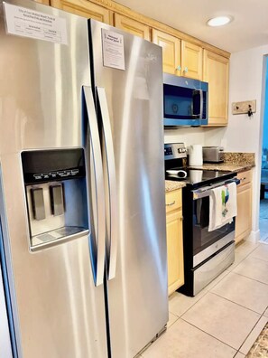 Fridge, microwave, oven, stovetop - Fantastic 3-bedroom townhome with AC in Fort Walton Beach (Fort Walton Beach)