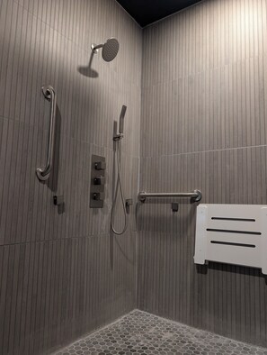 Secadora de cabello, toallas, jabón, papel de baño 