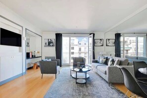 TV - A Charming 1-BR - Avenue Montaigne (Paris)