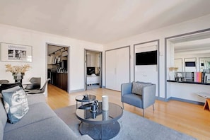 TV - A Charming 1-BR - Avenue Montaigne (Paris)
