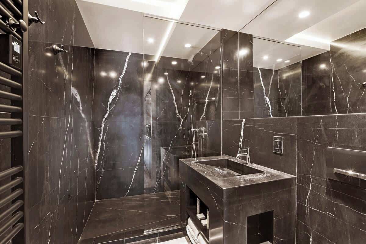 Douche, séchoir à cheveux, shampooing
