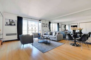 TV - A Charming 1-BR - Avenue Montaigne (Paris)