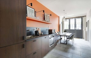 Fridge, microwave, oven, stovetop - An Wonderful 2-BR/2BA in Bastille (Paris)