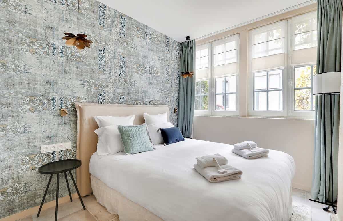 Fer et planche à repasser, lit parapluie, Wi-Fi, draps fournis